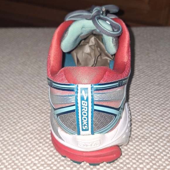 Brooks Ravenna 7 DNA Gray and Red Athletic Shoes In A Size 7.5. Pre-loved - Picture 4 of 13